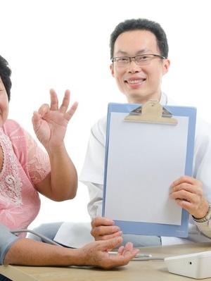 长春小伙做完腿部手术后丢失两颗门牙(图)