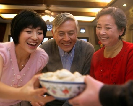 美女主播喝人参鸡汤喝到嘴巴红肿、皮肤瘙痒