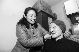 老人患心脏病不敢独自过夜 女子主动陪床6年多