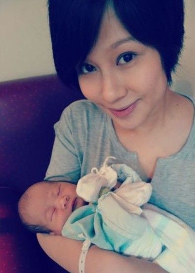 港星文颂娴剖腹产女 晒温馨全家福