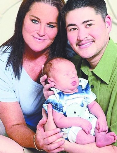 世界首位变性男结婚10年欲离婚 想生第四个孩子