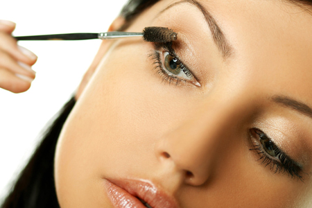 凡士林、橄榄油可促进睫毛增长 需控制用量