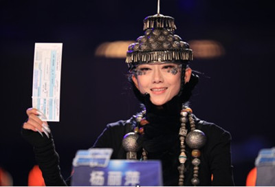 杨丽萍变身“雷母” 复古花钿妆失水准