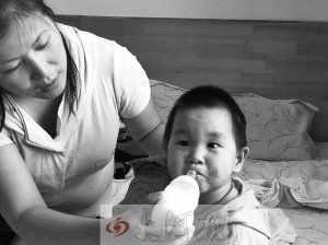 2岁女童天生不会吞咽 吃饭靠妈妈挤开嘴往里灌