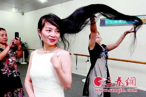 女子头发35年未剪长达1.7米 无一根白发(图)