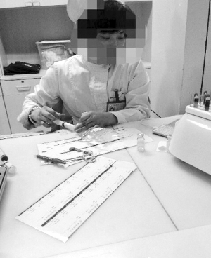 护士边配药边看手机 患者发微博称“我很怕” 护士边配药边看手机 患者发微博称“我很怕”