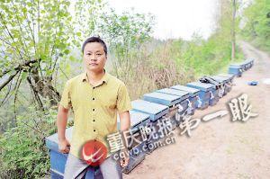 男子召来46万只蜜蜂覆盖全身 制成91斤蜂衣(图) 男子召来46万只蜜蜂覆盖全身 制成91斤蜂衣(图)