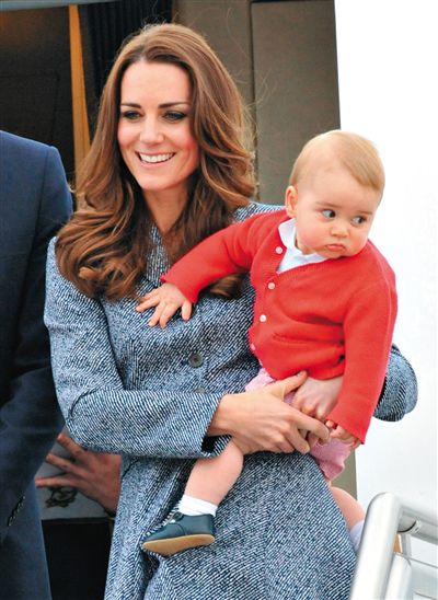 英王室如何养娃：坚持母乳喂养 王子学着带孩子