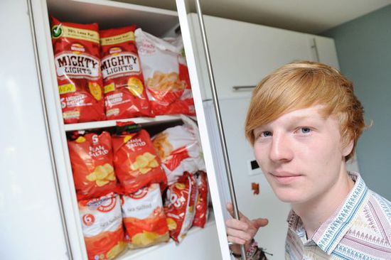 英国少年10年吃薯片2万多包 医生利用催眠疗法对其进行治疗