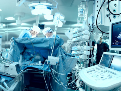 手术台前自拍医生遭处理 副院长被免职