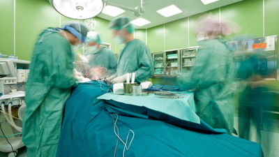 手术台前自拍医生遭处理 副院长被免职