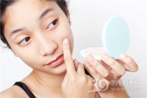 脸上长痘痘怎么快速去除？7点做好呈现光滑脸蛋