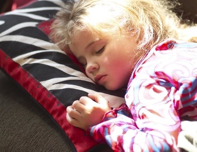 研究表明卧室有电子屏幕影响孩子睡眠
