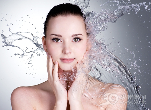 年纪轻轻长皱纹？4种洗脸方法“赶走”皱纹