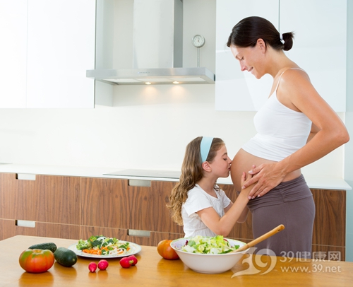 青年 女 怀孕 孕妇 母亲 孩子 煮食 烹饪 沙拉 蔬菜 水果 南瓜_15599871_xxl