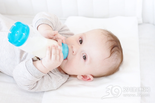 哪些迹象表明婴儿对奶粉过敏？