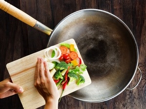 炒菜用什么鍋具？鐵鍋炒菜能增加鐵質攝入