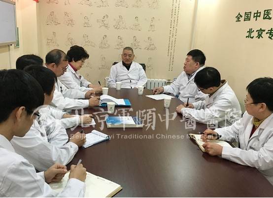 ▲北京宣武医院神经内科主任颜振赢教授在北京军颐中医医院为疑难病...