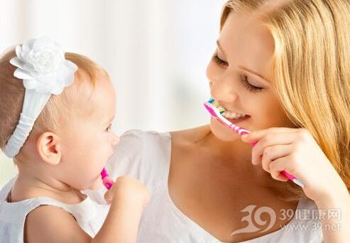 给小宝宝刷牙准备好这两种东西