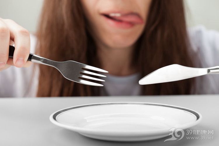 运动完就饿了，能不能吃东西？健身教练：可以，但注意3点