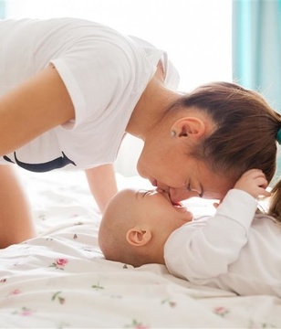 研究发现女宝宝更喜欢听妈妈讲话