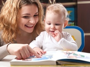 父母应该从婴儿期开始每天给孩子读书