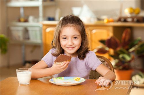 孩子 女 早餐 吃东西 牛奶 巧克力 蛋糕 面包_13256323_xxl