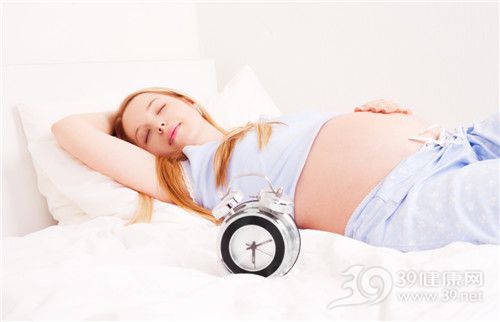 青年 女 怀孕 孕妇 睡觉 睡眠 床 卧室 闹钟 时钟_15026194_xxl
