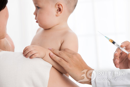 宝宝打疫苗后发烧长皮疹 3种典型反应如何应对