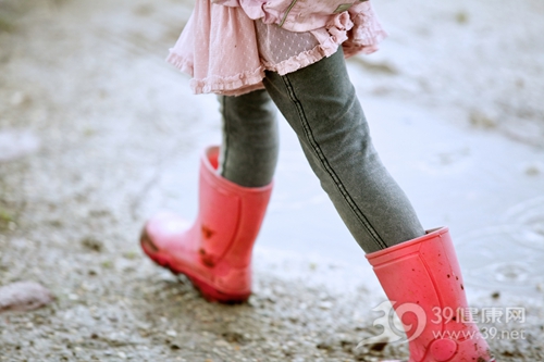 下雨 雨季 雨鞋 雨靴 牛仔裤 紧身裤 走路 步行_19047727_xxl