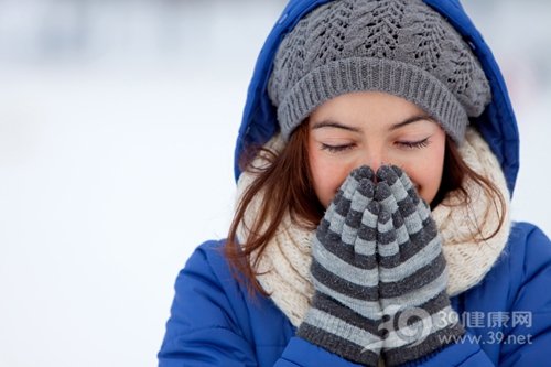 青年 女 冬天 寒冷 下雪 温暖 手套 围巾 帽子 大衣_8930099_xl