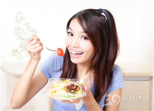 青年 女 吃东西 西红柿 _12528752_xl