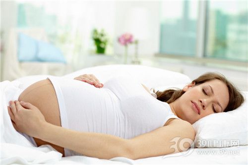 青年 女 怀孕 孕妇 睡觉 睡眠 床 卧室_12620301_xxl