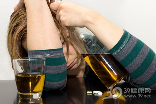 青年 女 酒精 喝酒 酗酒 醉酒_25905007_xxl
