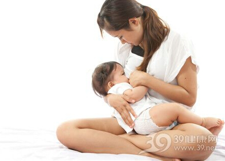 女明星把儿子弄得吐奶 宝宝吐奶5种情况需看医生