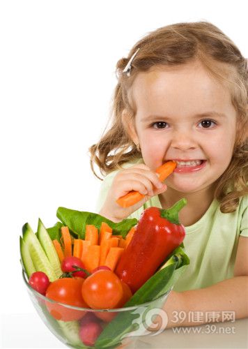 孩子 女 吃东西 胡萝卜 西红柿 青椒 蔬菜_4384356_xl