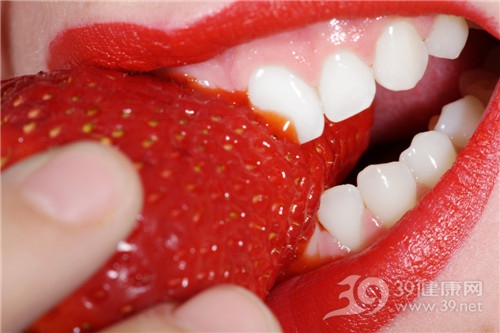 青年 女 牙齿 草莓 吃东西 牙齿美白_31587674_xxl