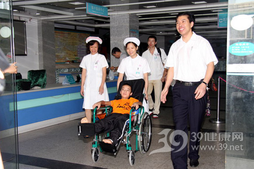 2008年8月1日住院治疗70多天的13岁的四川地震伤员岳强出院