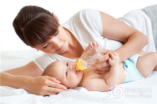 青年 女 母亲 婴儿 喝水 喂食_13944564_xxl