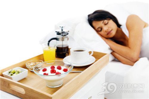 青年 女 睡觉 早餐 酸奶 咖啡 橙汁_15981336_xxl