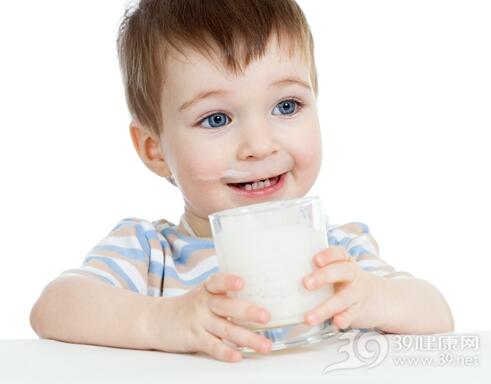 宝宝吃奶片能代替喝牛奶吗？