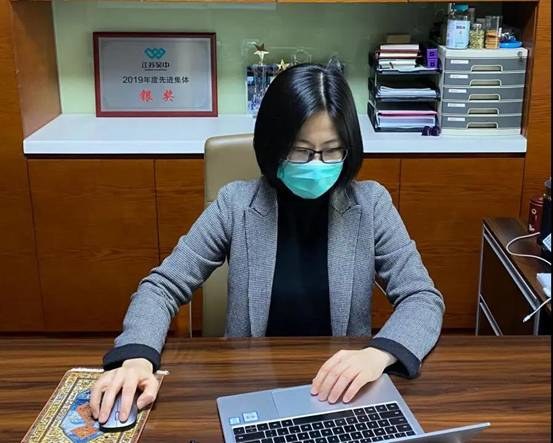说明:桌子上放着笔记本电脑的女人描述已自动生成