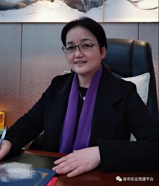 说明:图片包含 人, 桌子, 女人, 男人描述已自动生成