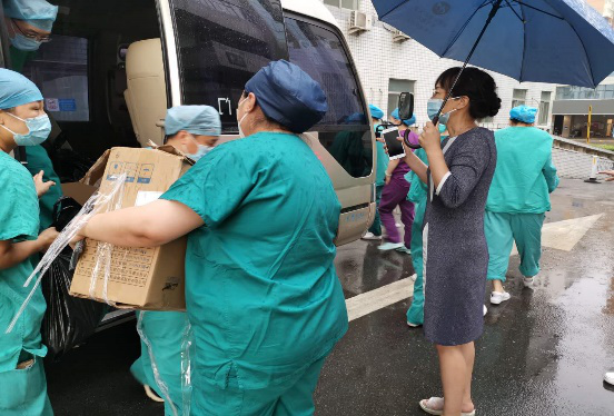 衣物被浸湿、高温下连续工作10小时...  东方医院再组咽拭子采样应急医疗队 