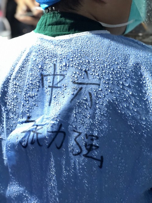 女子吃药卡到喉咙,所幸核酸采集医疗队员就在身边