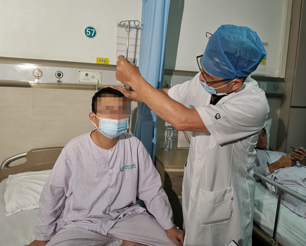 男子眼皮抽搐脸变形，黑科技助力一次性解决面肌痉挛和听神经瘤