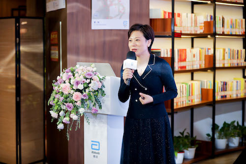 全球女性故事集《 更·新》发布，鼓励科学对待更年期 
