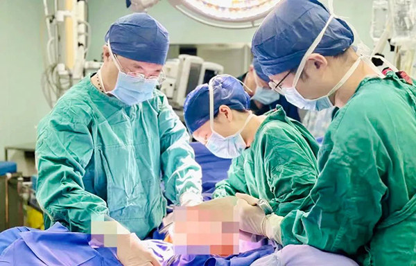国内首例！北京医院完成人工心脏植入后患者肠癌手术