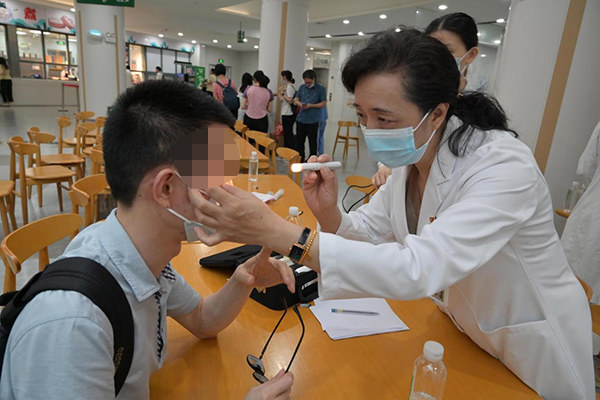 眼科医生生日恰逢“爱眼日”,她带团队开展科普义诊进校园