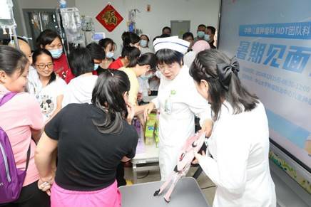 在儿童肿瘤病房,她们用表演开启抗癌之旅